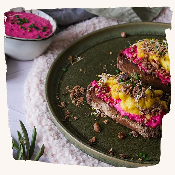 Scrambled egg sandwich with beetroot cream