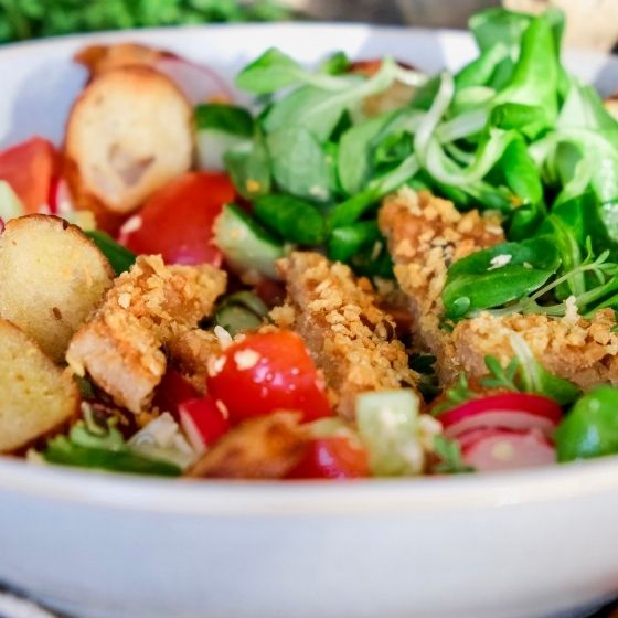 Brezel Salat in Nahaufnahme