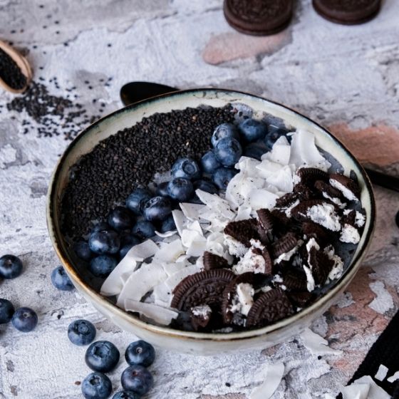 Seitliche Ansicht schwarze Smoothie Bowl mit Heidelbeeren