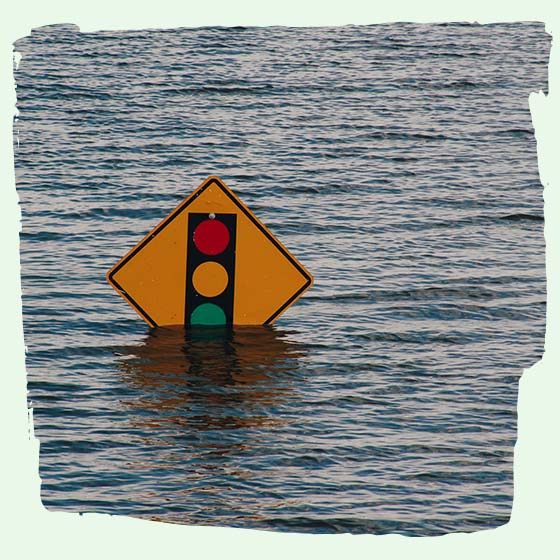 Hochwasser Schild unter Wasser