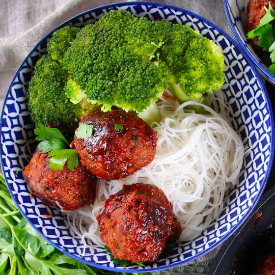 Bowl with meatballs, glass noodles and broccoli