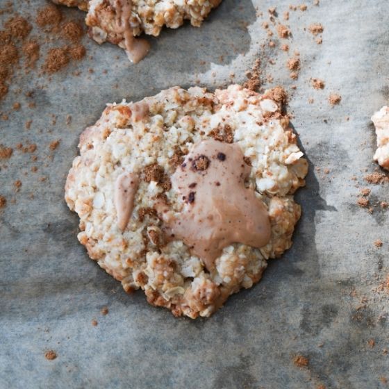 Veganer Hafercookie mit Mandelmus