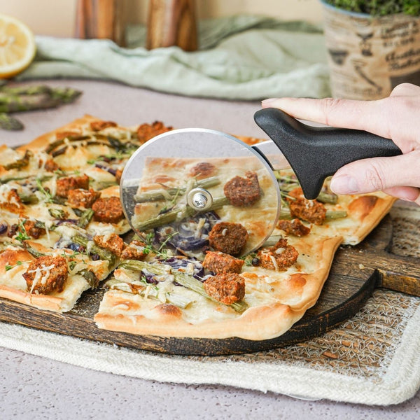 Flammkuchen beim Schneiden