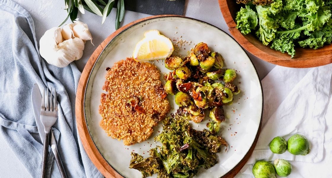 Schnitzel mit Rosenkohl und Grünkohlchips – GREENFORCE