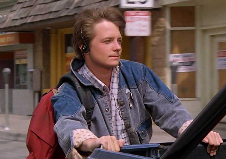 Marty McFly avec un sac à dos eastpak rouge