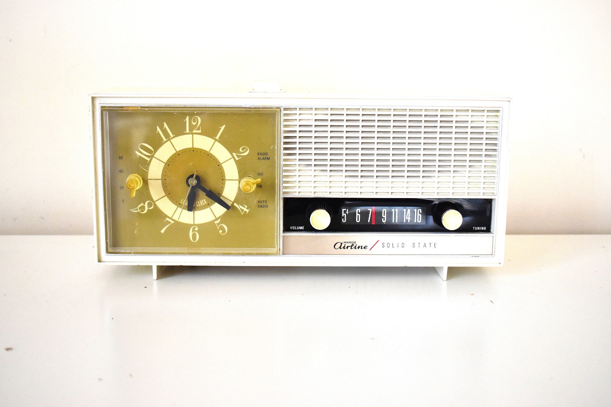 Bluetooth Ready To Go - White 1964 Airline Model 1840A Solid Stat – Retro Radio
