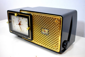 Luxor Black 1957 Bulova Model 120 Vacuum Tube AM Clock Radio Excellent Condition!