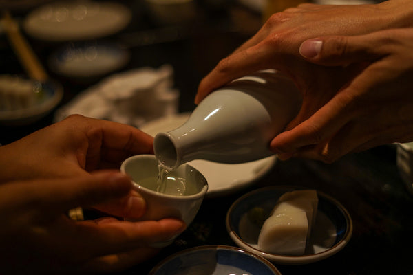 日本酒を徳利で注ぐときのマナー