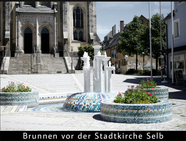 Porzellanbrunnen vor der Stadtkirche in Selb