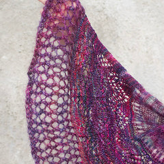 detaljebillede af Chevron Delight Shawl strikket i Malabrigo Ultimate Sock og Malabrigo Mohair, begge i farven Aniversario