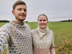 Morten i Vestmanna sweateren og Henni i Iloq sweateren ved en mark en grå januar dag.
