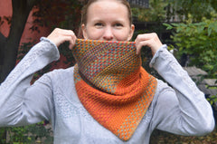 The Shift Cowl strikket i Malabrigo Dos Tierras i farverne Indiecita, Flama og Sunset