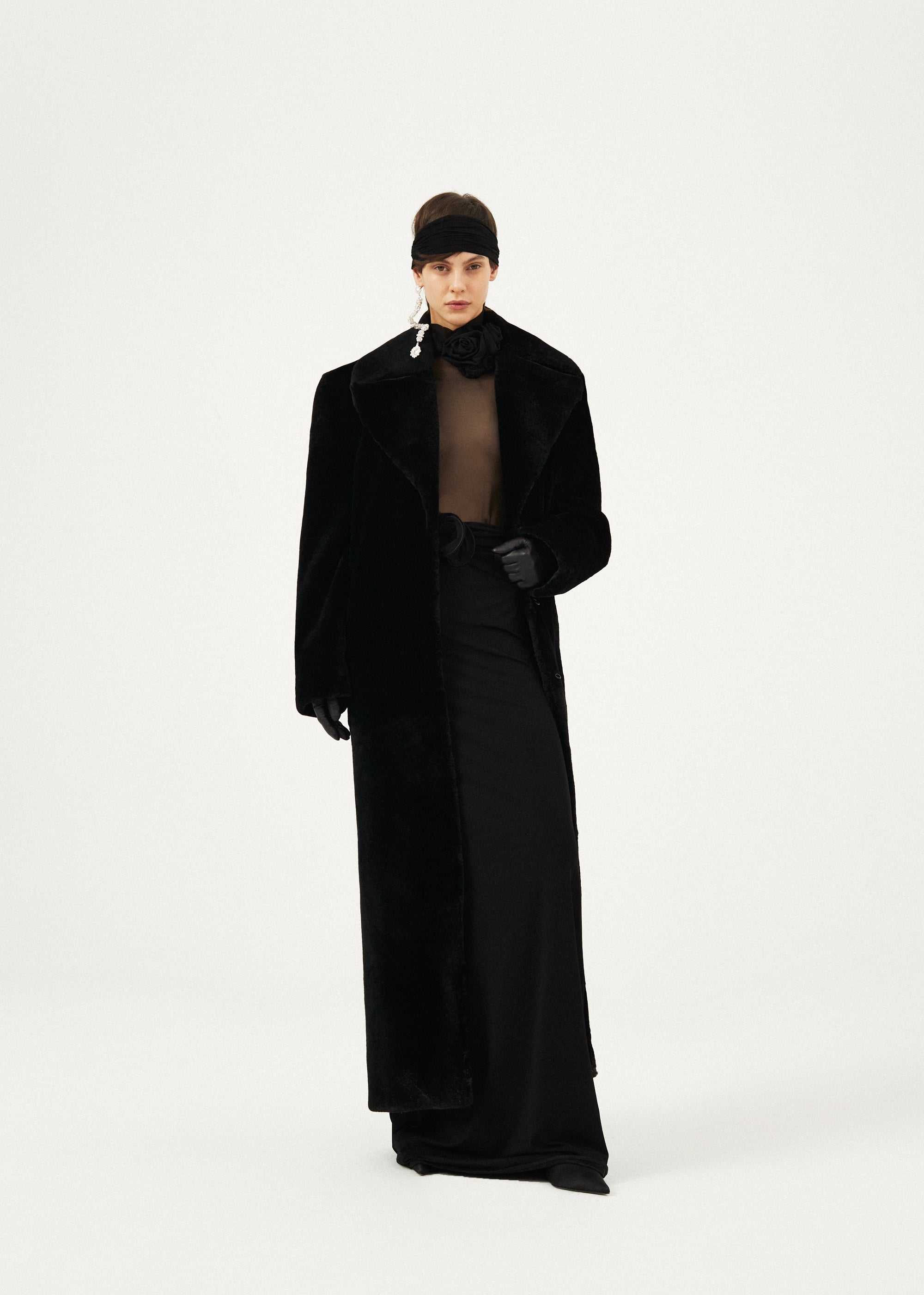 Long shearling coat in black | Magda Butrym | Freischwinger