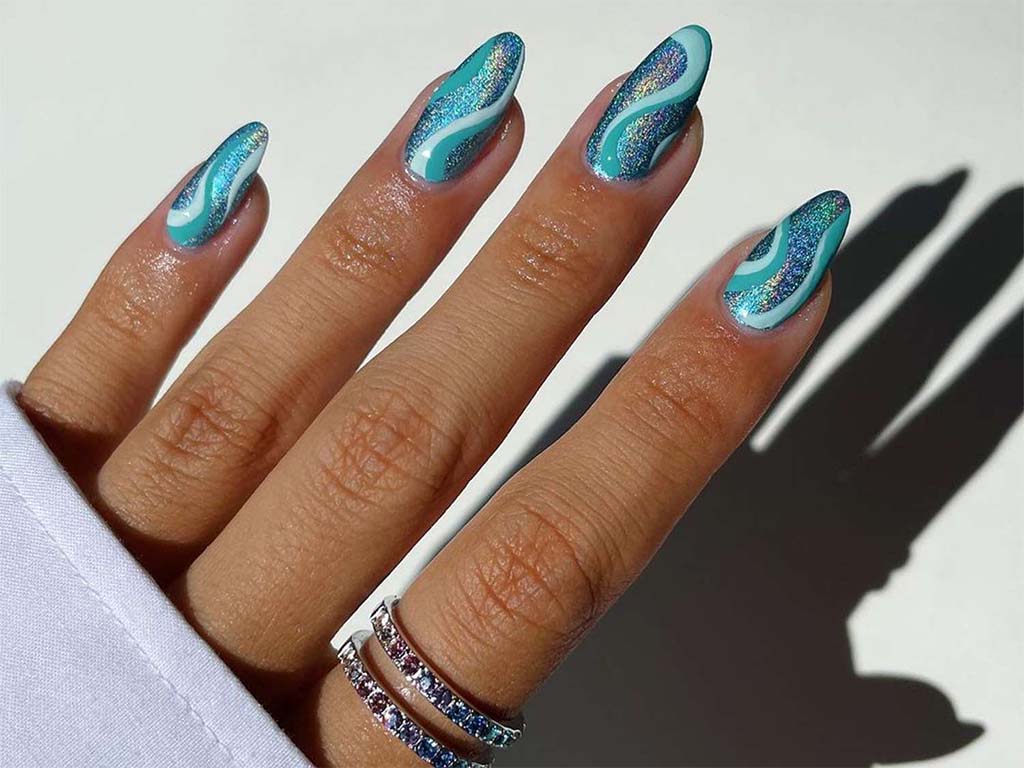 Pretty Ocean-inspired Nails