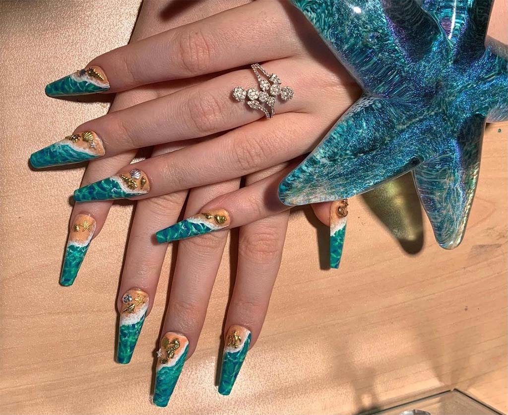 Pretty Ocean-inspired Nails