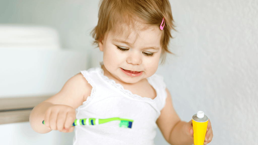 pirmieji dantys dantuku prieziura pieniai dantys apie vaiku dantis dantu pasta vaikiska sepetelis vaikams