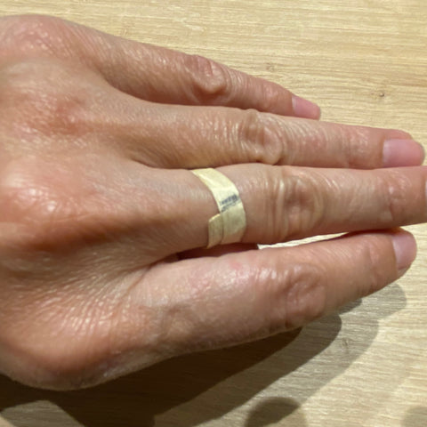 Ringgröße anhand des Fingerumfanges ermitteln - Mit einem Band oder Faden ganz einfach