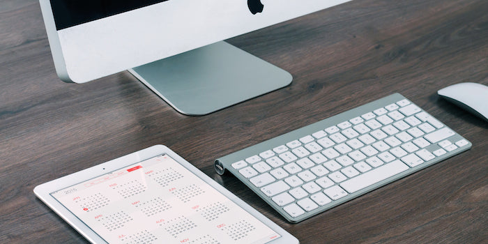Ipad with 2015 calendar on desk