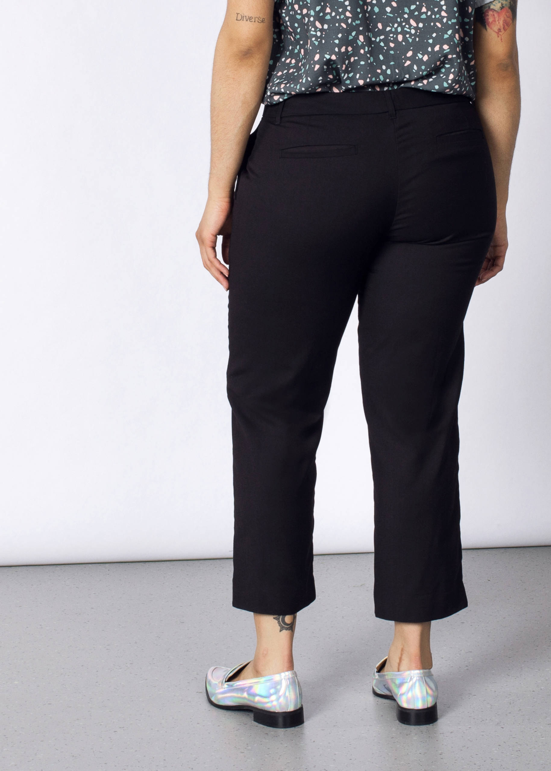 black slim cropped trousers