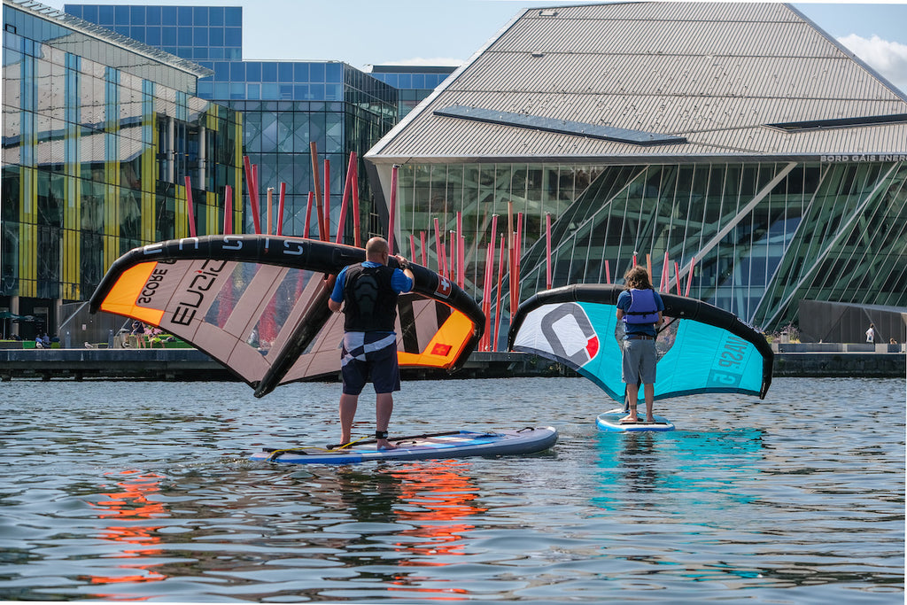 2 Jungs beim Wingsurfen in Stand Up Paddle Boards am Surfdock im Grand Canal Dock Dublin