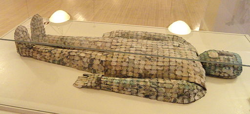 George Walter Vincent Smith 藝術博物館中的一件玉質陪葬服。中國人過去常常將死者裹在玉甲中，以防止屍體腐爛。它沒有。 （作者：Daderot（自己的作品）[CC0]，通過 Wikimedia Commons）
