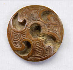 安陽時期的骨雕鈕扣，商代晚期，約。公元前 1300-1050 年。 （Arthur M. Sackler 畫廊 Paul Singer 博士中國藝術收藏）