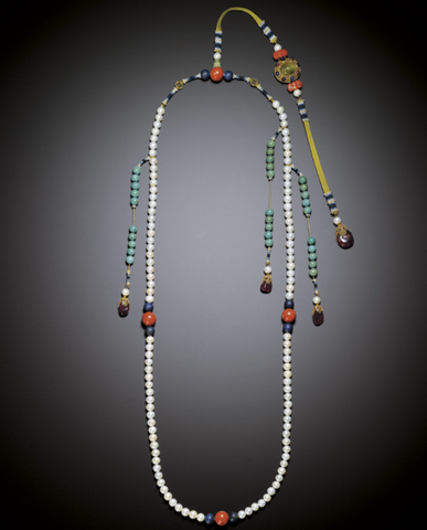 清朝（1644-1911 年）鑲有紅色碧璽大珠的皇家珍珠宮廷項鍊。 （蘇富比）