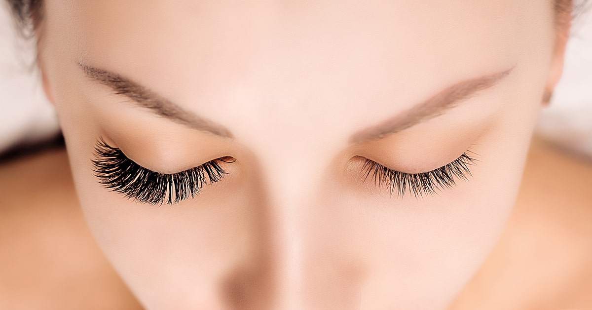 A common misstep that occurs when applying easy fan lashes