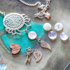 Collier "Sri Yantra Lotus" Pierre de Lune Arc-en-ciel personnalisable - Illustrations & Bijoux fantaisie ClairObscur Art