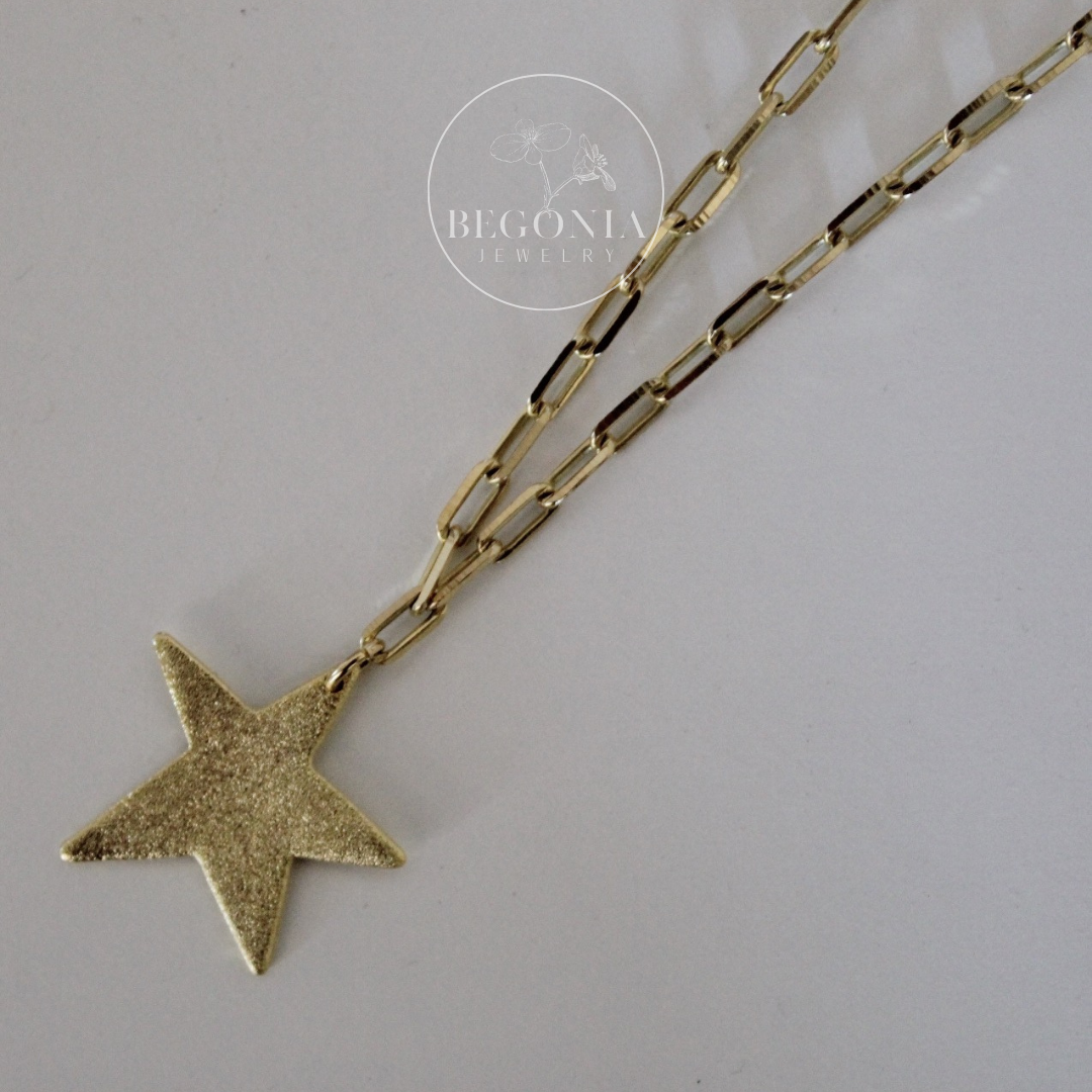 Collar Estrella Asimétrica Mate Oro – Begonia Joyas