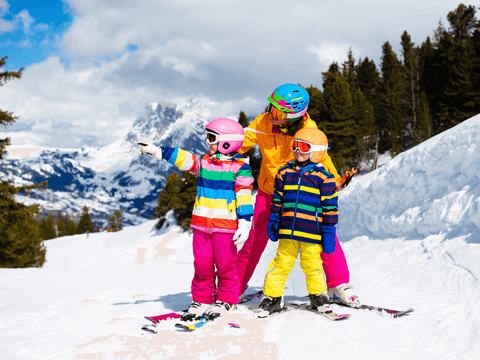 familie beim skifahren 