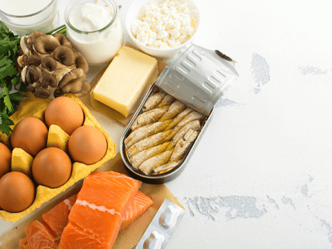 Lachs, Eier, Pilze-durch richtige Ernährung Vitamin-D-Spiegel unterstützen. 