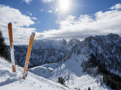 Mittagspause in den Bergen Ski im Schnee