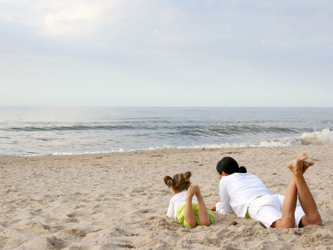 Familie bei bewölktem Himmel am Strand