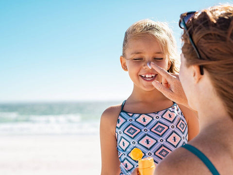 Sonnenschutz für Kinder: Richtig eincremen im Strandurlaub - [GEO]