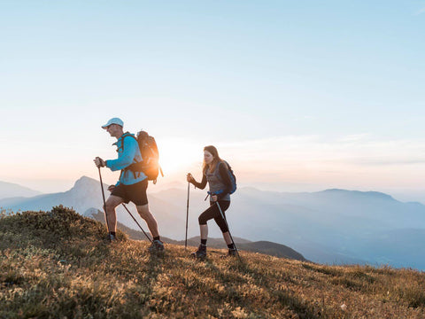 Wandern mit Kleidung als UV-Schutz im Urlaub