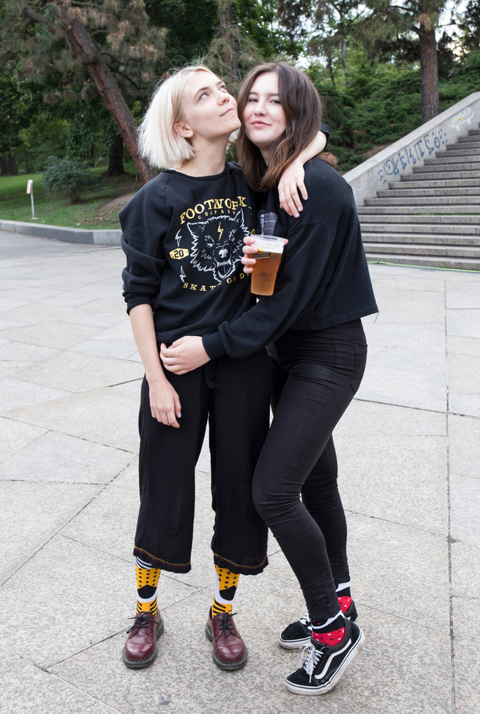 Studentky Viky a Alexandra si vybraly veselé designové ponožky ze sady Art