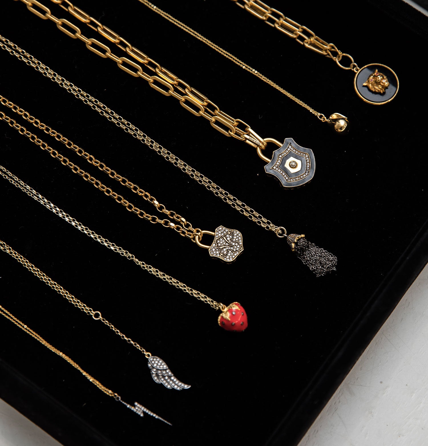 gold diamond necklaces.jpeg__PID:f0042d72-80d7-4965-a763-6b06fcc0acb5