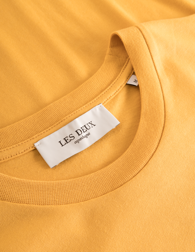 Les Deux MEN Globe T-Shirt T-Shirt 740215-Mustard Yellow/Ivory