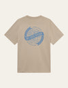 Les Deux MEN Globe T-Shirt T-Shirt 817474-Light Desert Sand/Washed Denim Blue