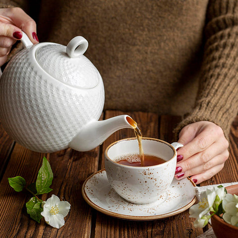 5. Le thé blanc contient de la caféine et est plus sain