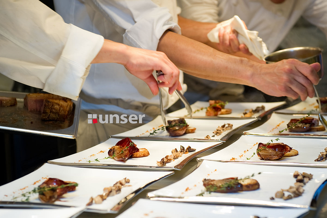 Chef sirviendo platillos, un día en la vida de un chef: Unser