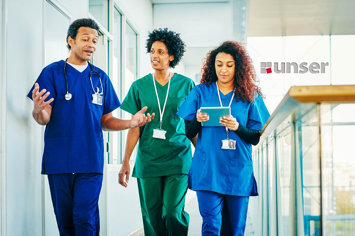 Profesionales de la salud con uniforme: Por qué son tan importantes los uniformes médicos para el personal de salud