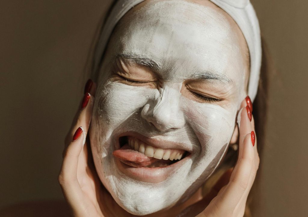 lady putting on a cream face mask