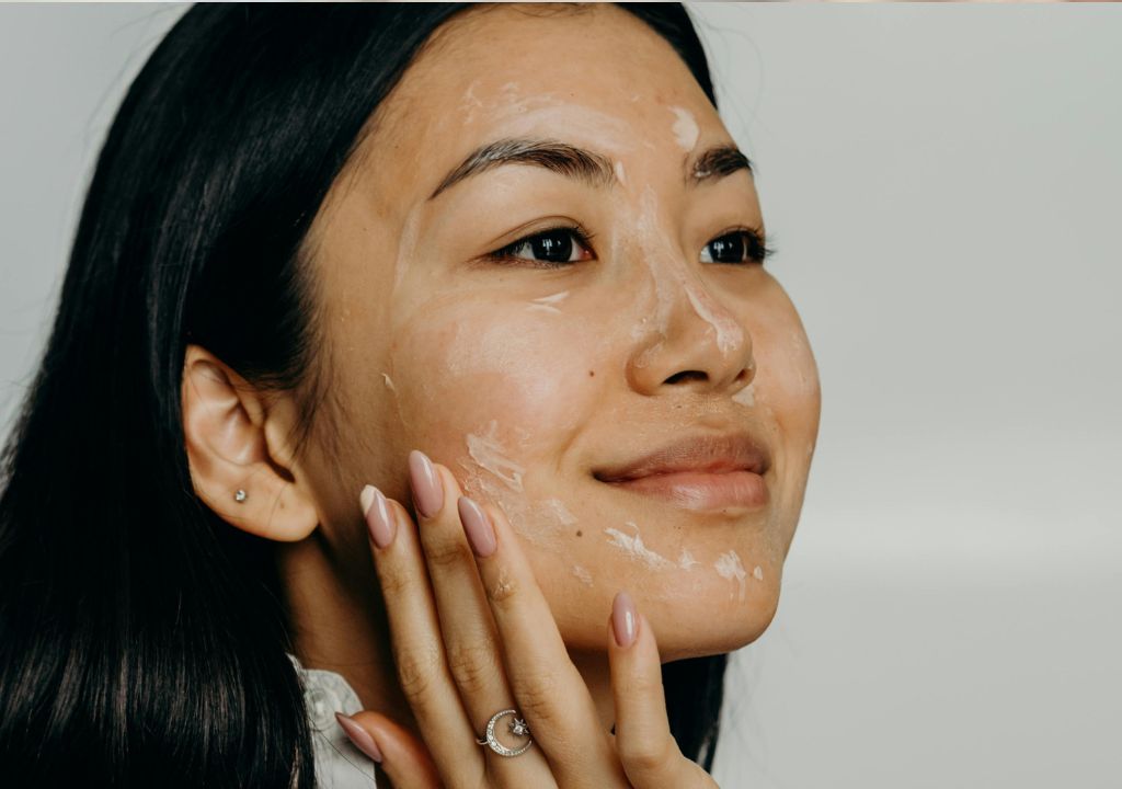 lady putting sunscreen on her face