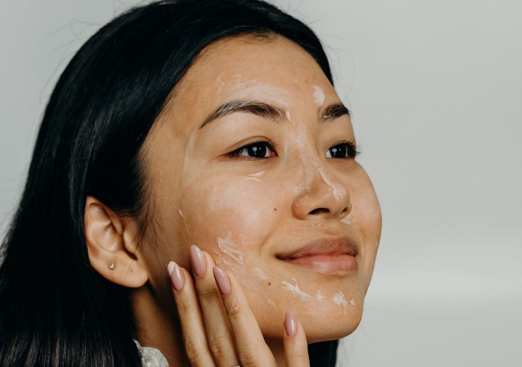 lady applying moisturising cream to her face