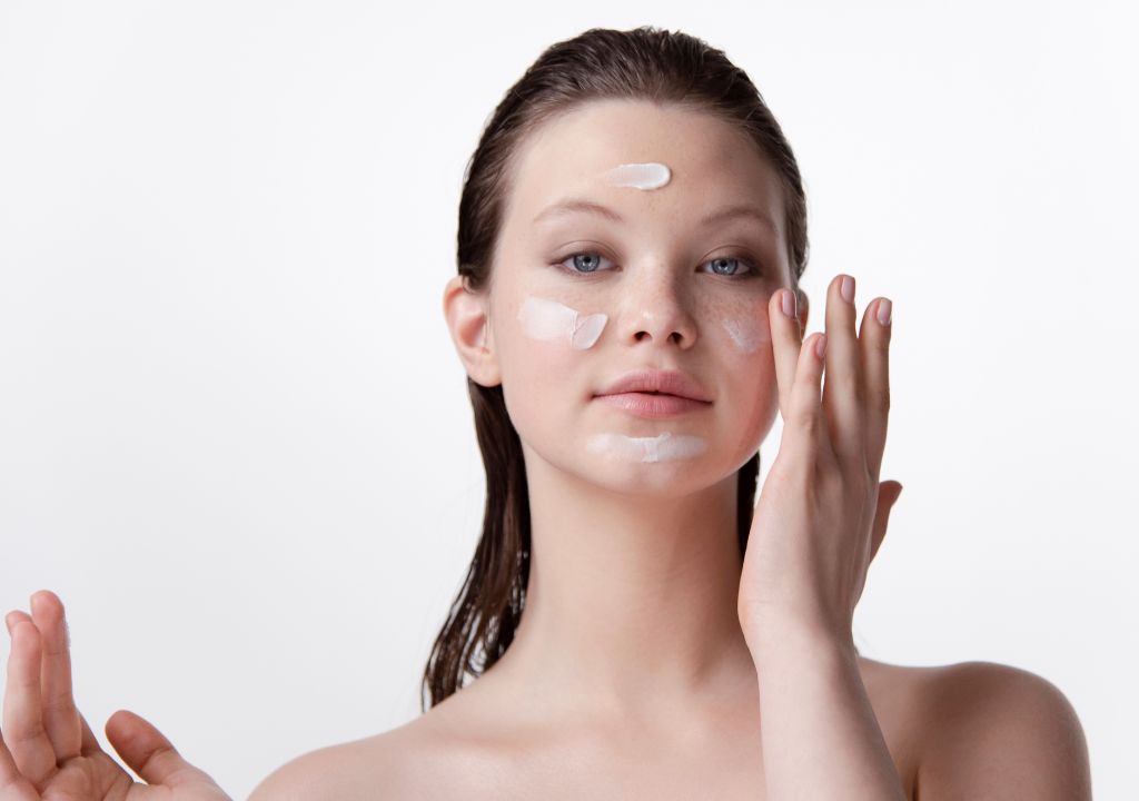 lady applying sustainable skincare to her face