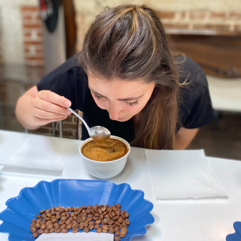 como determinar el aroma y olor del café haciendo una catación