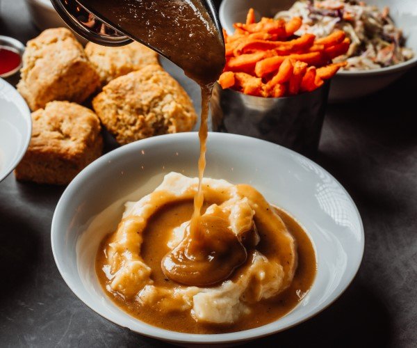 Puré de Papas con gravy – Grumpy Chicken