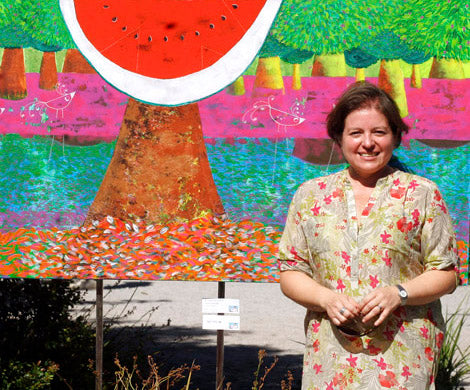 Cristina Vera Aguilar and her painting